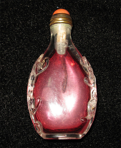 Snuff bottle inlay red color